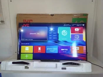Televisor Led Smart De 42 '' Marca Jvc Modelo Lt-42n750ua Con Control Usado En Buen Estado Acc Par De Patitas De Pedestal