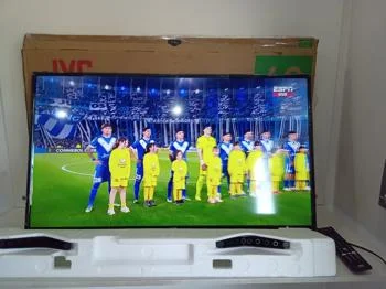 Foto 2 de Televisor Led Smart De 42 '' Marca Jvc Modelo Lt-42n750ua Con Control Usado En Buen Estado Acc Par De Patitas De Pedestal