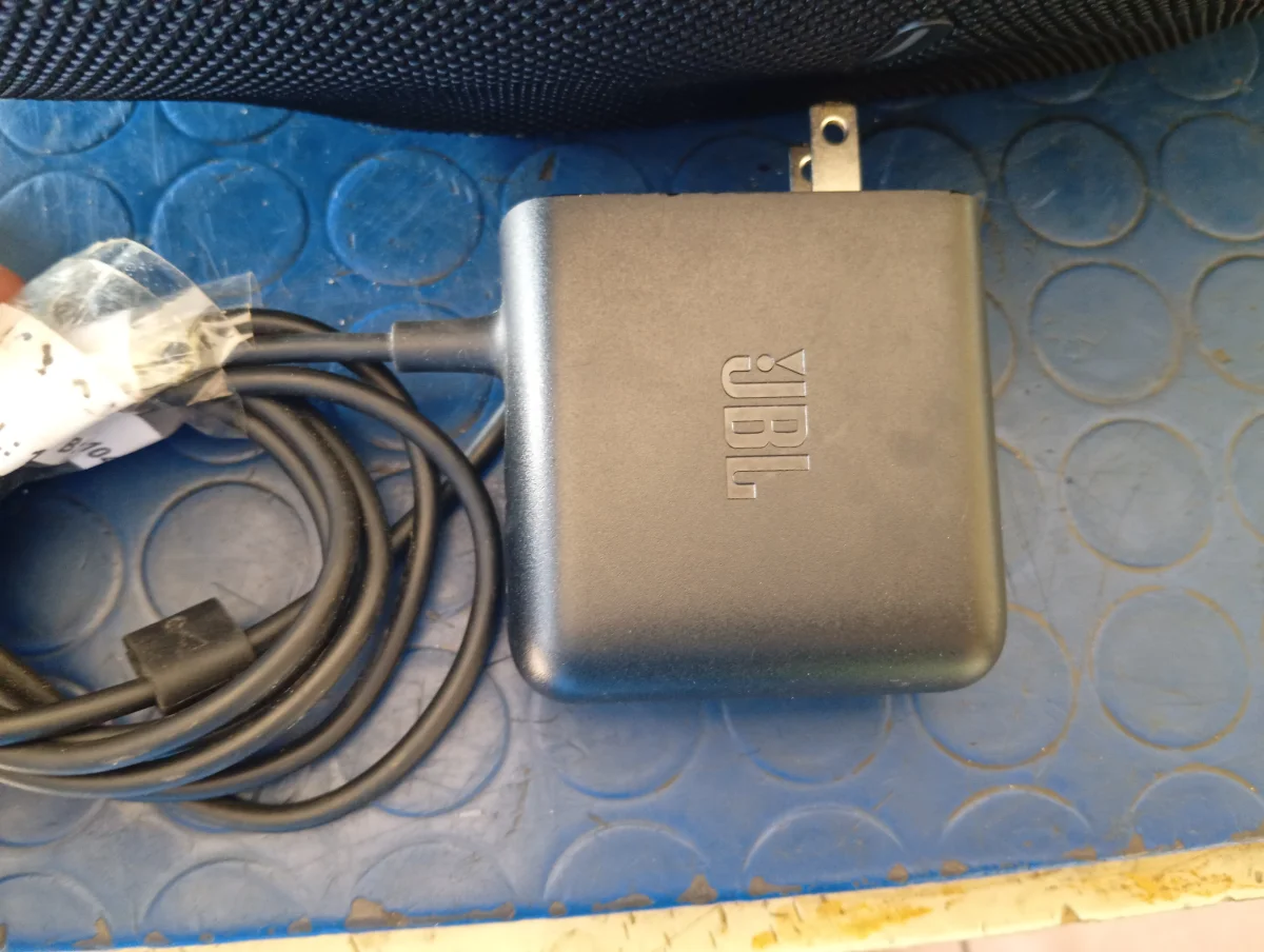Foto 2 de Speaker Potencia Watts No Tiene Marca Jbl Sin Control Modelo Xtreme4 Usado En Buen Estado Sin Caja Acc Cinta ColganteCargador Original
