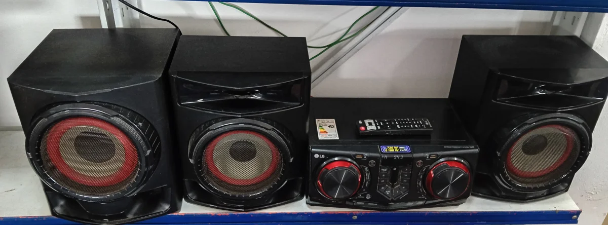 Foto 2 de Equipo De Sonido Marca Lg Con Control Modelo Cj45 Usado En Buen Estado Acc 2 Parlantes 1 Subwoofers
