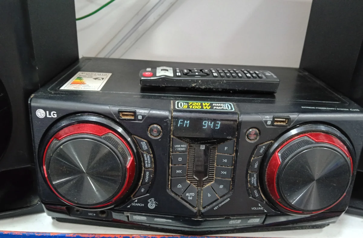 Foto 3 de Equipo De Sonido Marca Lg Con Control Modelo Cj45 Usado En Buen Estado Acc 2 Parlantes 1 Subwoofers