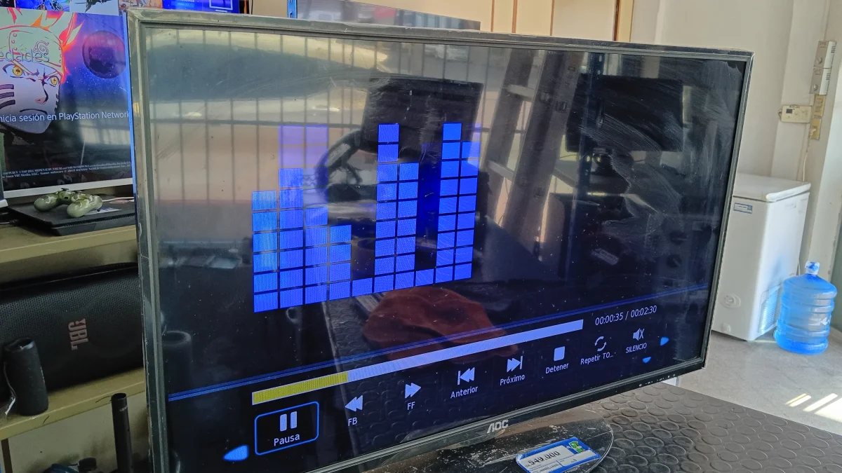 Televisor Led Convencional De 32 '' Marca Aoc Modelo Le32h1352 Usado En Buen Estado Con Control Sin Caja Acc C/Base