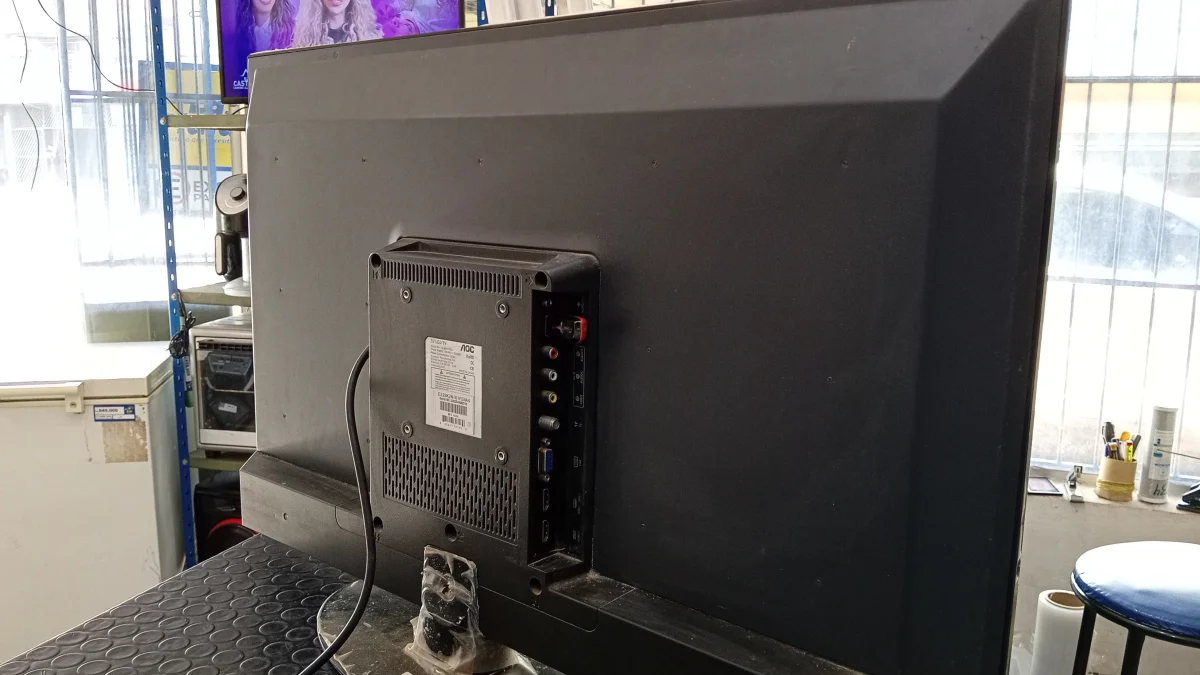 Foto 2 de Televisor Led Convencional De 32 '' Marca Aoc Modelo Le32h1352 Usado En Buen Estado Con Control Sin Caja Acc C/Base