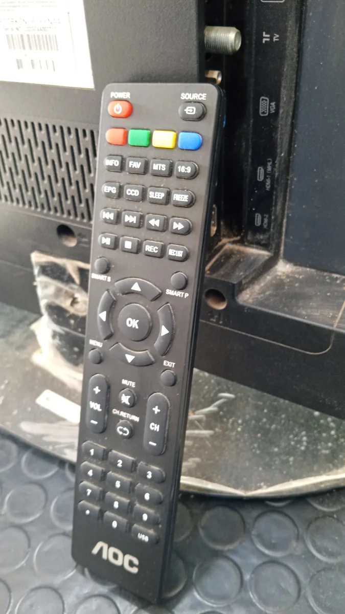 Foto 3 de Televisor Led Convencional De 32 '' Marca Aoc Modelo Le32h1352 Usado En Buen Estado Con Control Sin Caja Acc C/Base