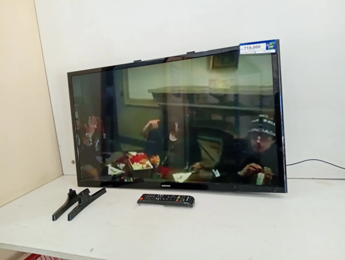 Foto 2 de Televisor Led Smart De 32 '' Marca Samsung Modelo Un32j4300ag Con Control Usado Con Desgaste Acc Patitas Sin TornilosCable Corriente