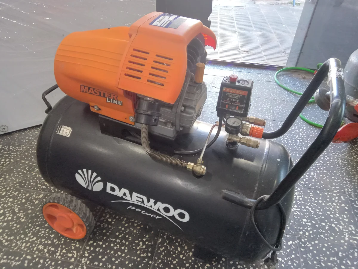 Foto 3 de Compresor De Aire Marca Daewoo Modelo Master Line Potencia Hp 3 Usado En Buen Estado Acc No Tiene