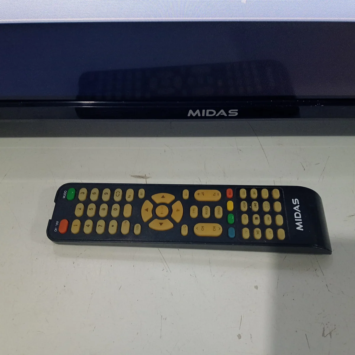 Foto 2 de Televisor Led Smart De 32 '' Marca Midas Modelo Mdsmtv32a Con Control Usado En Buen Estado Acc Par De Patitas Control