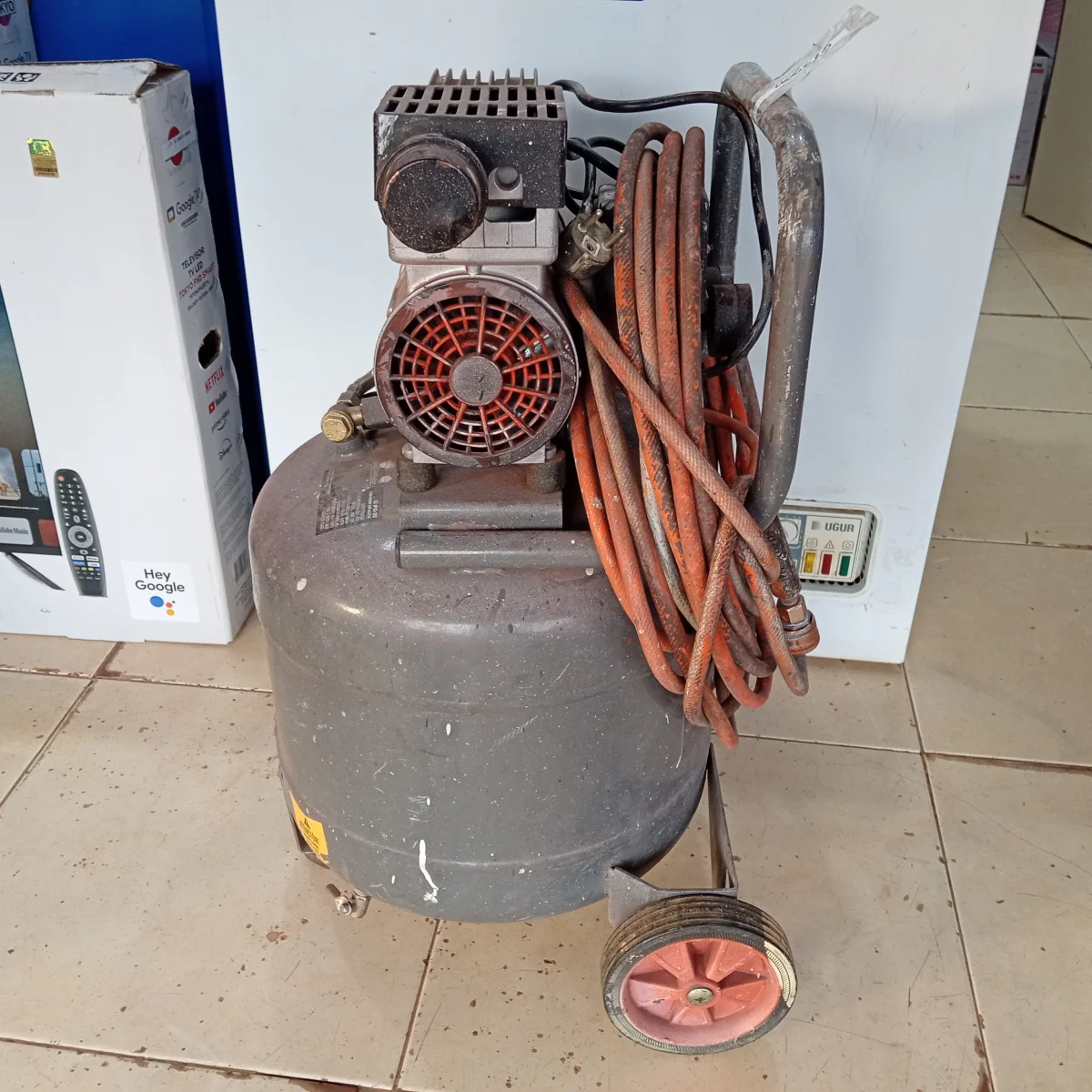 Foto 2 de Compresor De Aire Marca Gladiator Modelo Ce840/25 Potencia Hp 1 Usado En Buen Estado Acc Con Manguera