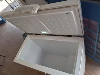 Foto 2 de Congeladora / Frezzer Marca Mastertech Litros 198 Modelo Mtch198s1aw2 Nro Usado Con Desgaste Acc 1 Puerta Luz Interna