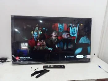 Televisor Led Smart De 43 '' Marca Jam Modelo Ultrasgtm-43gfs Con Control Usado En Buen Estado Acc Con Patitas Con Tornillos Con Control