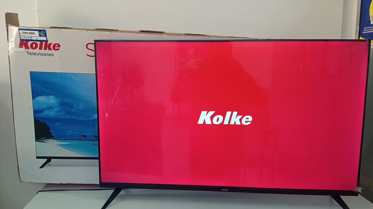 Televisor Led Smart De 43 '' Marca Kolke Modelo 43-Smf Sin Control Usado En Buen Estado Acc Con Patitas