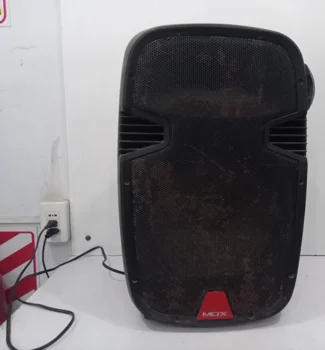Caja De Sonido Amplificada Marca Mox Modelo Mo-K412b Sin Control Usado Con Desgaste Acc Par De RueditasCable Power