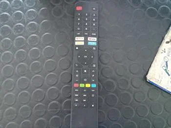 Foto 2 de Televisor Led Smart De 32 '' Marca Jam Modelo Ultraslim32fcs Con Control Usado En Buen Estado Acc Par De Patitas