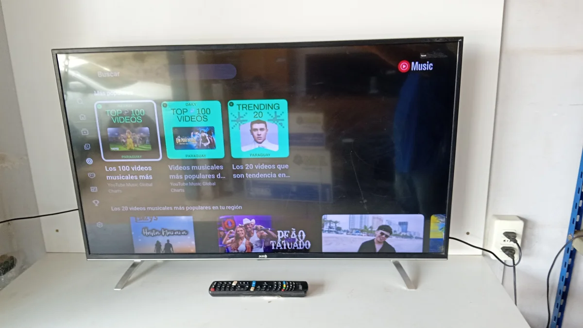 Foto 2 de Televisor Led Smart De 43 '' Marca Jam Modelo Ja43fhd2185 Con Control Usado Con Desgaste Acc Patitas