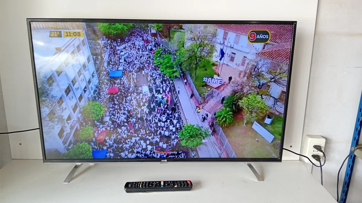 Foto 3 de Televisor Led Smart De 43 '' Marca Jam Modelo Ja43fhd2185 Con Control Usado Con Desgaste Acc Patitas