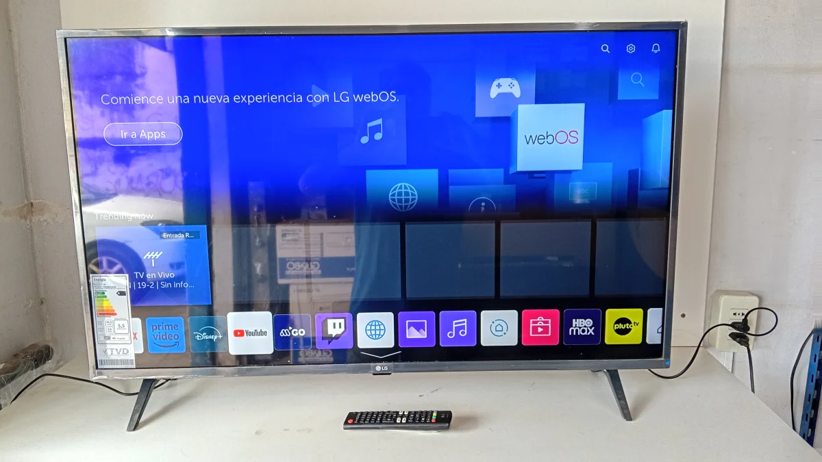 Televisor Led Smart De 43 '' Marca Lg Modelo 43lm6370psb Con Control Usado En Buen Estado Acc Patitas Cable Power