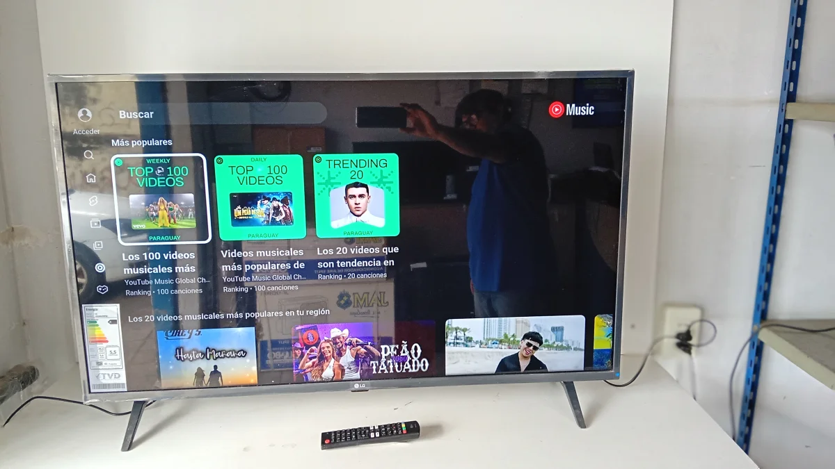 Foto 2 de Televisor Led Smart De 43 '' Marca Lg Modelo 43lm6370psb Con Control Usado En Buen Estado Acc Patitas Cable Power