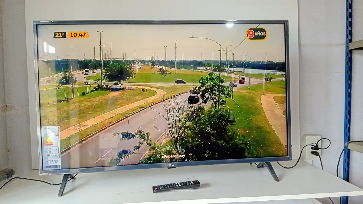 Foto 3 de Televisor Led Smart De 43 '' Marca Lg Modelo 43lm6370psb Con Control Usado En Buen Estado Acc Patitas Cable Power