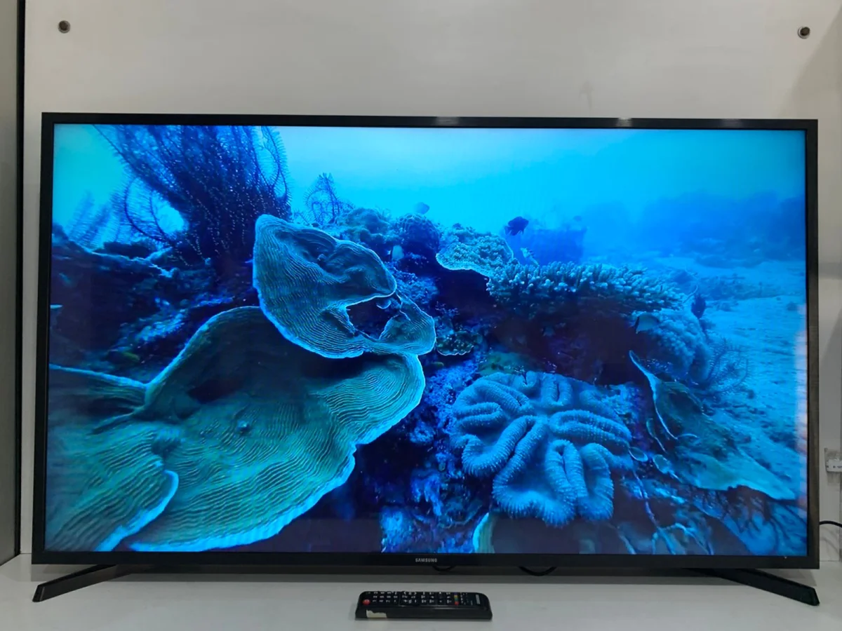 Televisor Led Smart De 49 '' Marca Samsung Modelo Un49j5290ag Con Control Usado En Buen Estado Acc C/2 Patitas De PedestalC/Cable Power