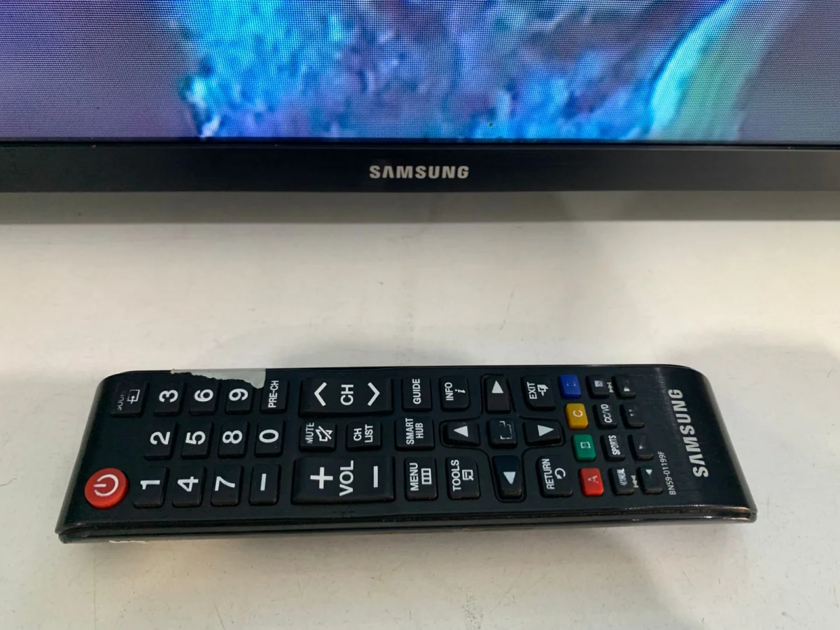 Foto 2 de Televisor Led Smart De 49 '' Marca Samsung Modelo Un49j5290ag Con Control Usado En Buen Estado Acc C/2 Patitas De PedestalC/Cable Power