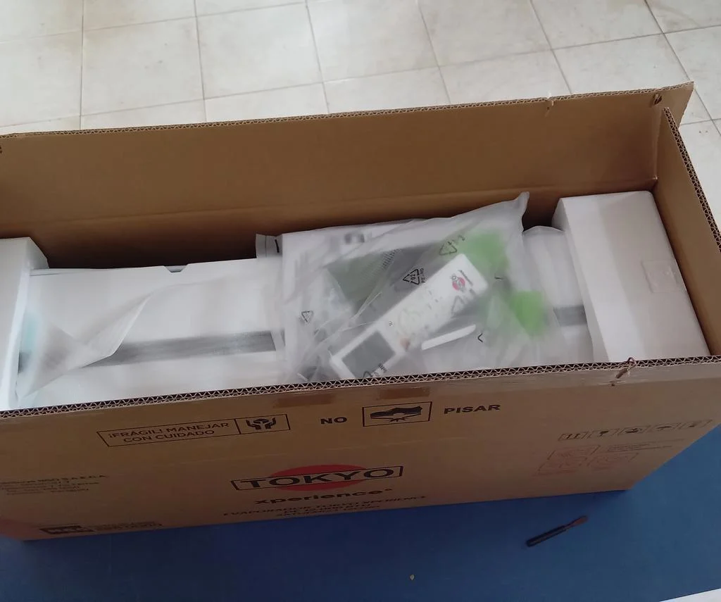 Foto 2 de Aire Acondicionado Tipo Split Marca Tokyo Potencia Btu 12.000 Con Kit Instalacion Con Control Modelo Aatoemi2312chr1 Nuevo Sin Uso Con Caja Acc No Tiene