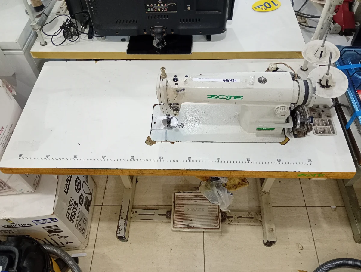 Maquina De Coser Industrial Tipo Recta Marca Zoje Modelo Zj8500h Usado Con Desgaste Acc Con Porta Hilos