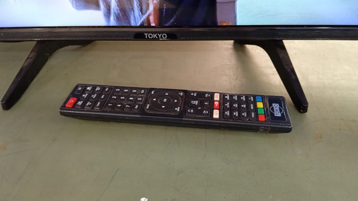 Foto 2 de Televisor Led Smart De 32 '' Marca Tokyo Modelo Tvtoksf32sm-N Con Control Usado En Buen Estado Acc Control Patitas