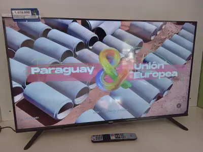 Televisor Led Smart De 40 '' Marca Fama Modelo Tvf-40e20 Con Control Usado En Buen Estado Acc Patitas