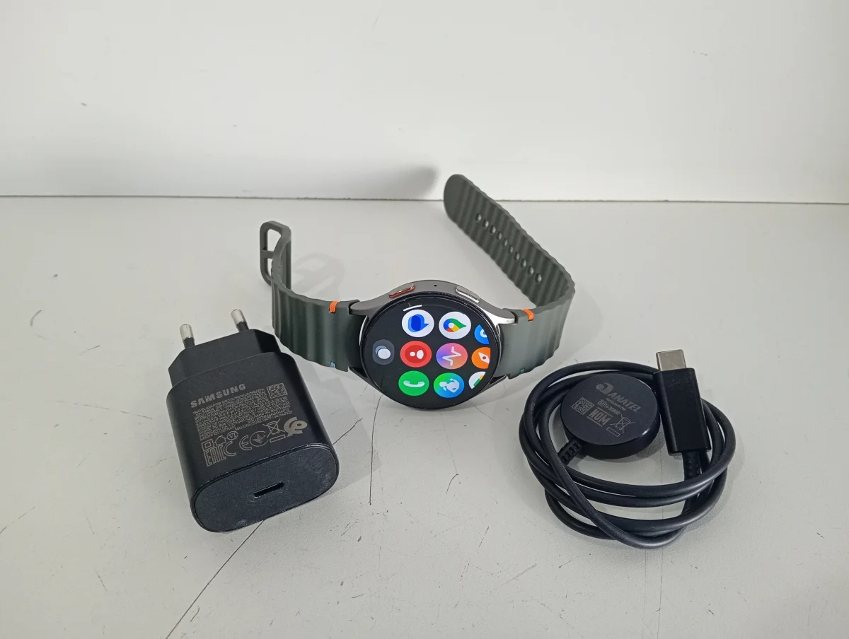 Foto 2 de Reloj Para Caballero Marca Samsung Modelo Galaxy Watch7 Usado En Buen Estado Acc Malla De Goma Cargador