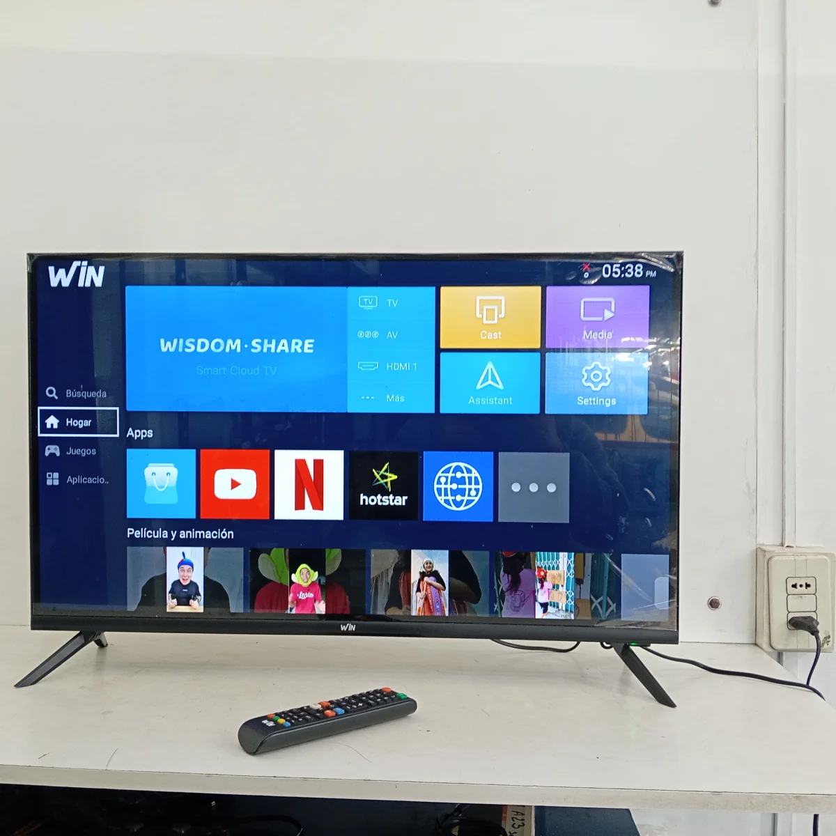 Televisor Led Smart De 32 '' Marca Win Modelo Win32fs Con Control Usado En Buen Estado Acc Con 2 Patitas De Pedestal Con Cable Power Fijo