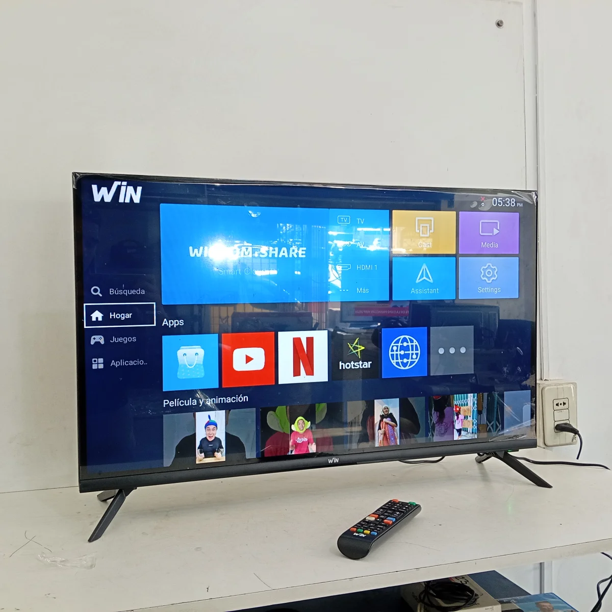 Foto 2 de Televisor Led Smart De 32 '' Marca Win Modelo Win32fs Con Control Usado En Buen Estado Acc Con 2 Patitas De Pedestal Con Cable Power Fijo