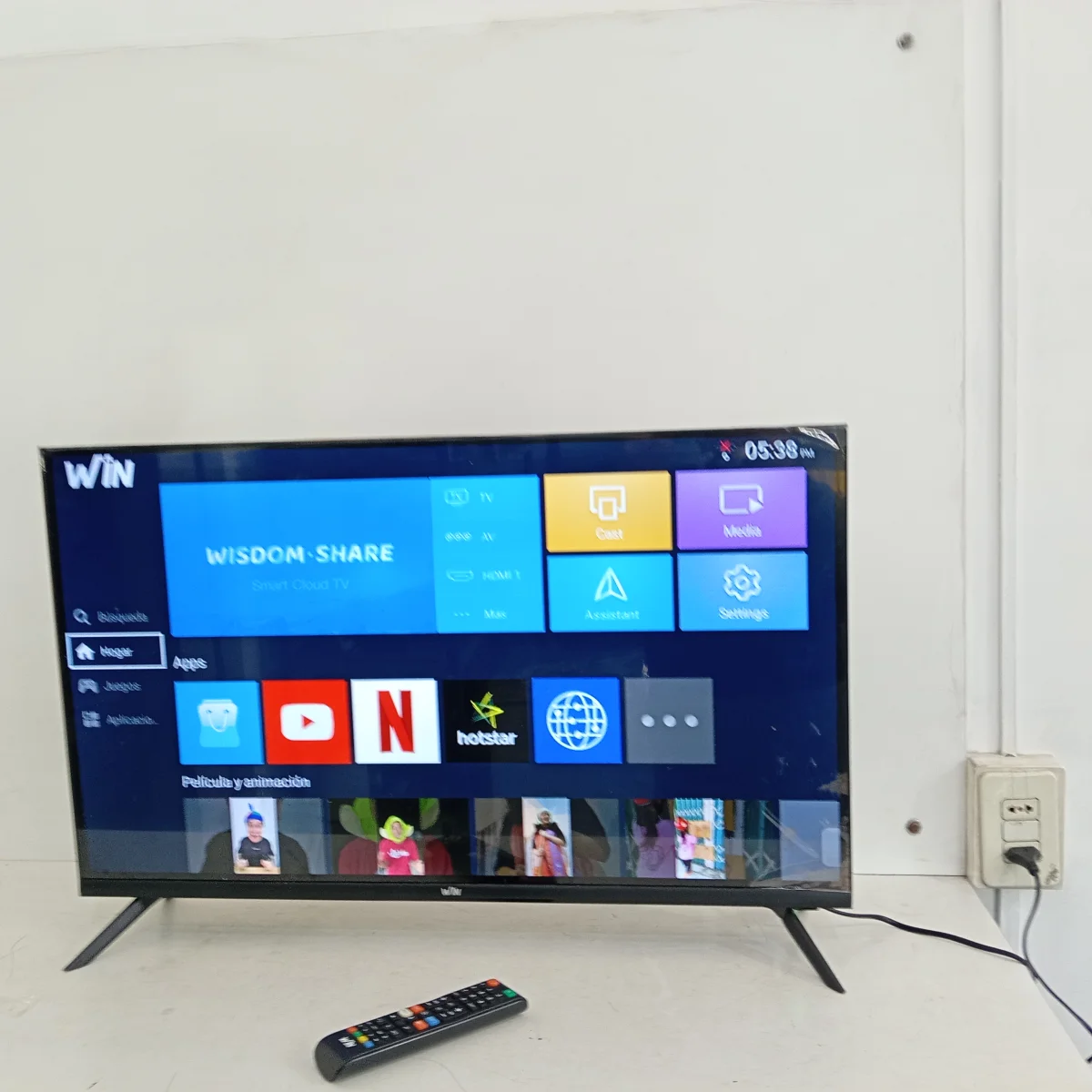 Foto 3 de Televisor Led Smart De 32 '' Marca Win Modelo Win32fs Con Control Usado En Buen Estado Acc Con 2 Patitas De Pedestal Con Cable Power Fijo