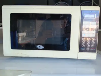 Microondas Marca Fama Modelo Mf-20sy Usado En Buen Estado Acc Plato De Vidrio Giratorio