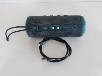 Foto 2 de Speaker Potencia Watts No Tiene Marca Jbl Sin Control Modelo Flip 6 Usado En Buen Estado Sin Caja Acc Cable Tipo C No Original