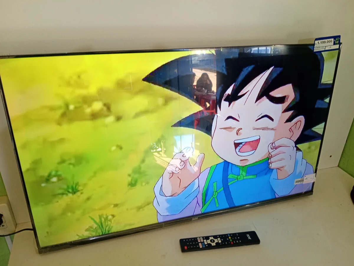 Foto 3 de Televisor Led Smart De 43 '' Marca Jam Modelo Ultrasgtm-43 Con Control Usado En Buen Estado Acc No Tiene