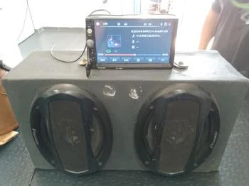 Caja C/ Parlantes Para Auto Usado Con Desgaste Acc Con 2 Parlantes Ovalados Pioneer Y Un Auto Radio Con Pantallita Ecopower