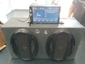 Caja C/ Parlantes Para Auto Usado Con Desgaste Acc Con 2 Parlantes Ovalados Pioneer Y Un Auto Radio Con Pantallita Ecopower