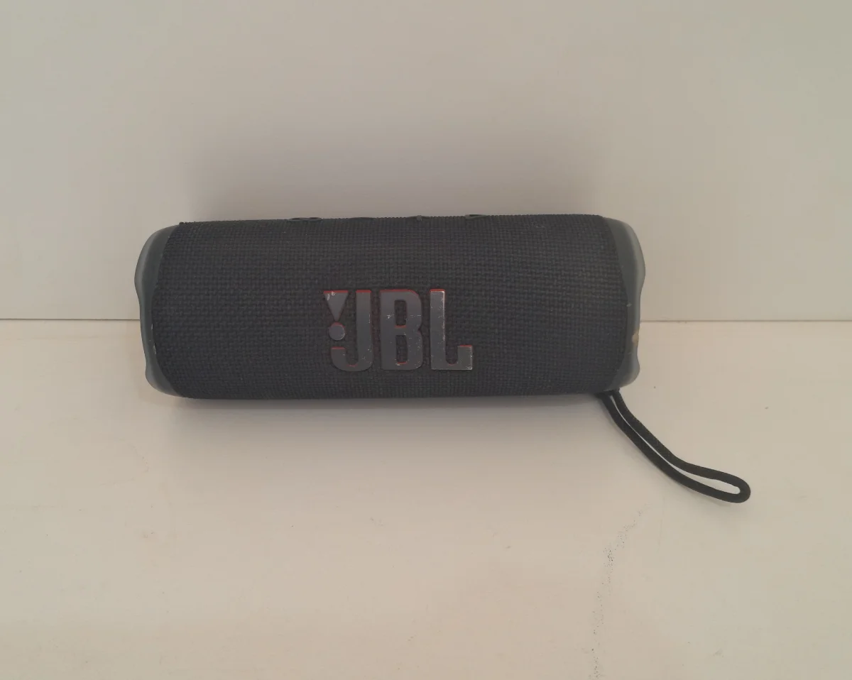 Speaker Potencia Watts 10 Marca Jbl Sin Control Modelo Flip 6 Usado En Buen Estado Sin Caja Acc Con Cuerda Colgante