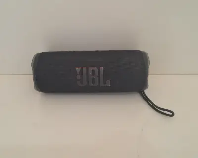 Speaker Potencia Watts : 10 Marca Jbl Sin Control Modelo Flip 6 Usado En Buen Estado Sin Caja Acc: Con Cuerda Colgante Comentario: Cargador Con Cable Usb