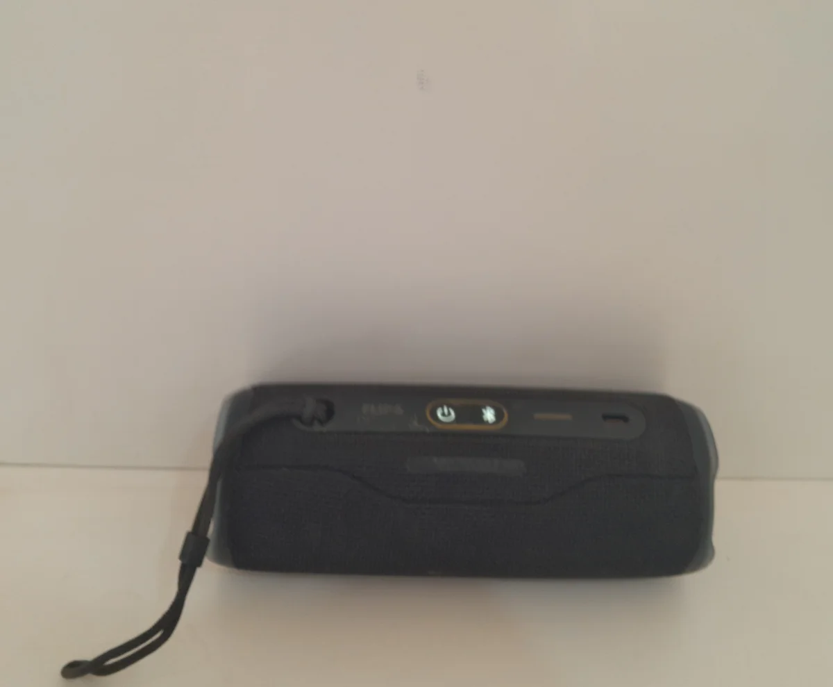 Foto 2 de Speaker Potencia Watts 10 Marca Jbl Sin Control Modelo Flip 6 Usado En Buen Estado Sin Caja Acc Con Cuerda Colgante