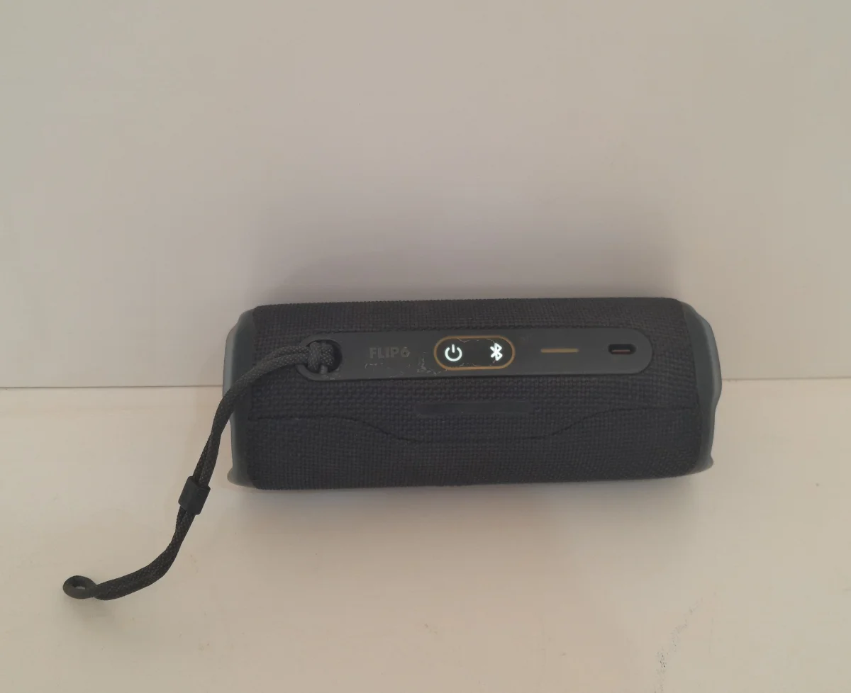 Foto 3 de Speaker Potencia Watts 10 Marca Jbl Sin Control Modelo Flip 6 Usado En Buen Estado Sin Caja Acc Con Cuerda Colgante