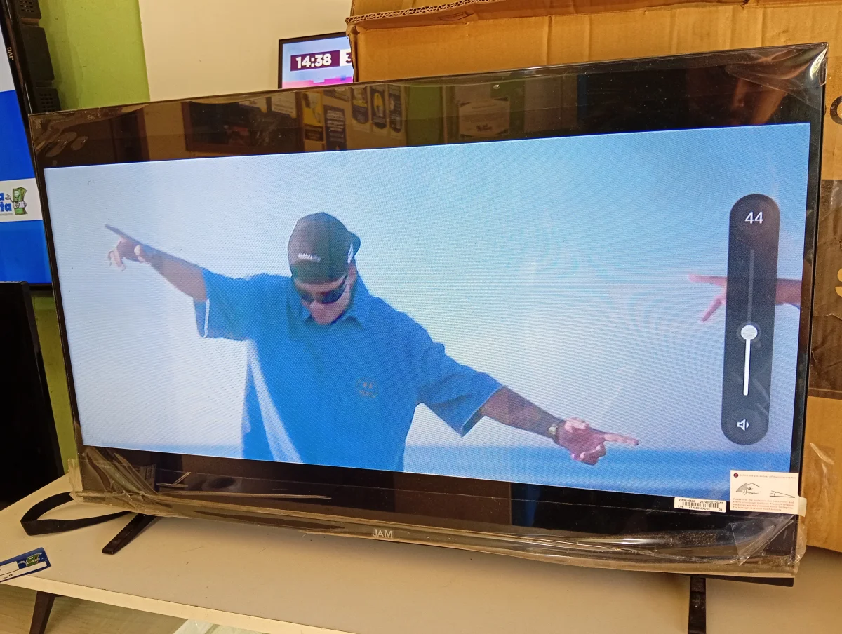 Foto 2 de Televisor Led Smart De 32 '' Marca Jam Modelo Ultrasgtm-32gfs Con Control Usado En Buen Estado Acc Patitas
