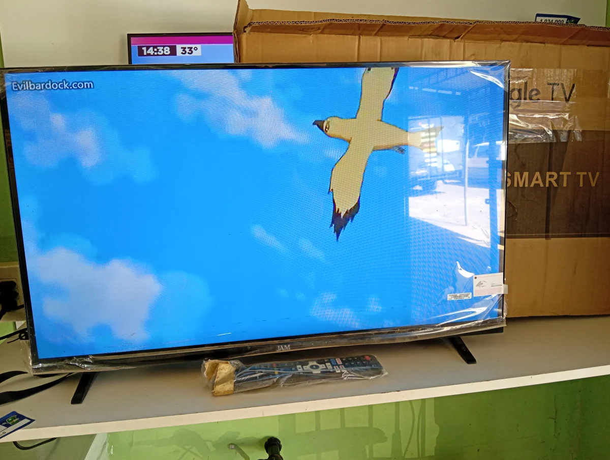 Foto 3 de Televisor Led Smart De 32 '' Marca Jam Modelo Ultrasgtm-32gfs Con Control Usado En Buen Estado Acc Patitas