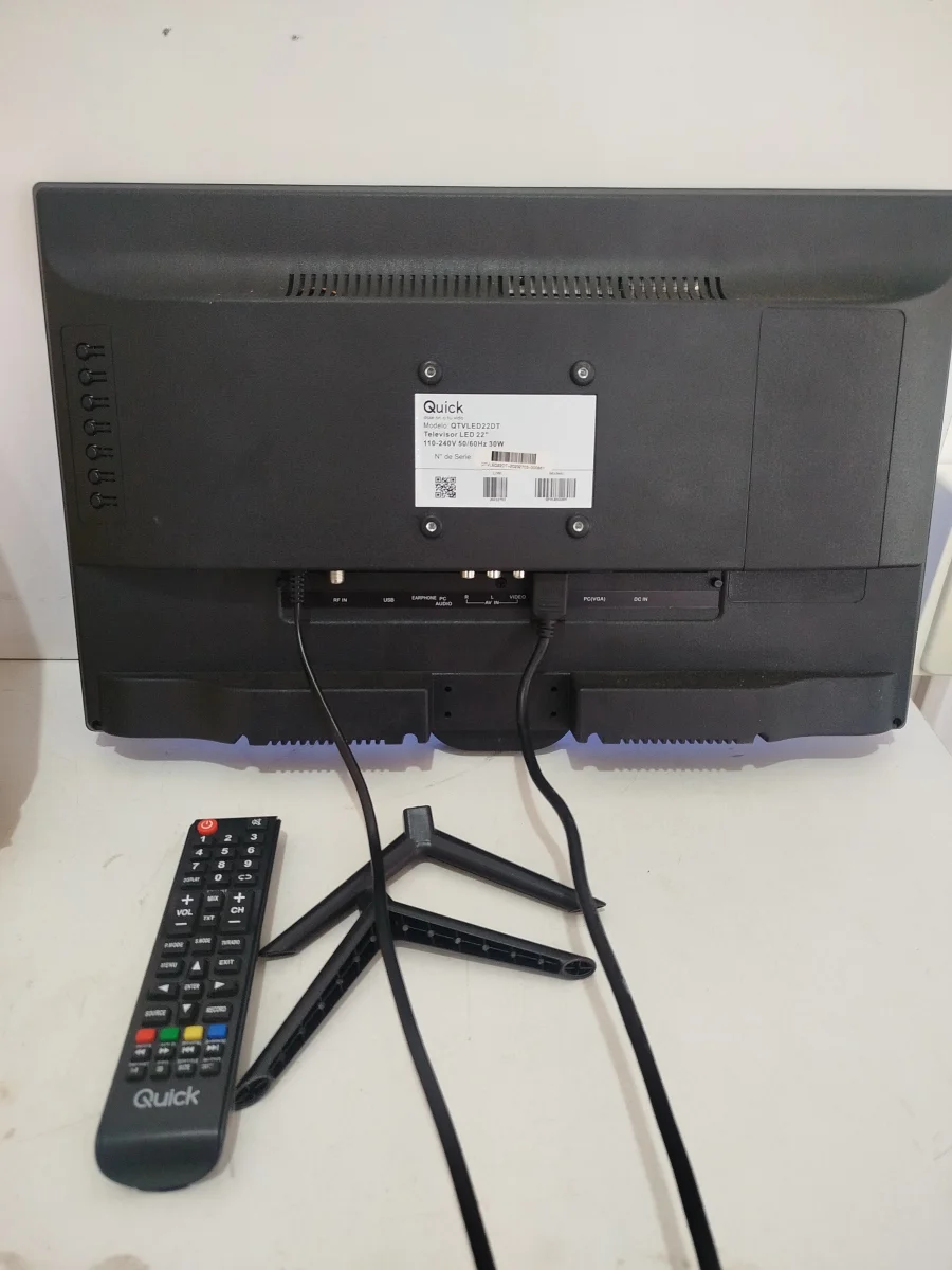 Foto 2 de Televisor Led Convencional De 22 '' Marca Quick Modelo Qtvled22dt Usado-En-Buen-Estado Sin Control Sin Caja Acc Con Par De Patitas Con Tornillos Y Cable Power
