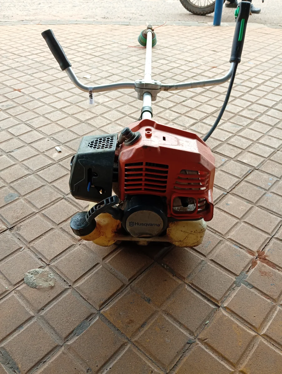 Foto 2 de Desmalezadora Marca Husqvarna Modelo 131r Usado En Buen Estado Original Si Acc Cabezal De Nylon