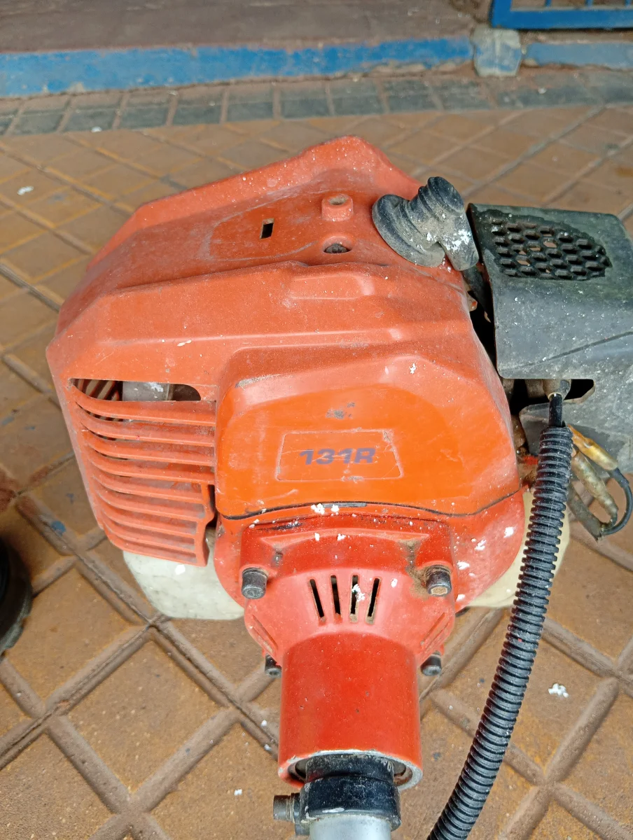 Foto 3 de Desmalezadora Marca Husqvarna Modelo 131r Usado En Buen Estado Original Si Acc Cabezal De Nylon