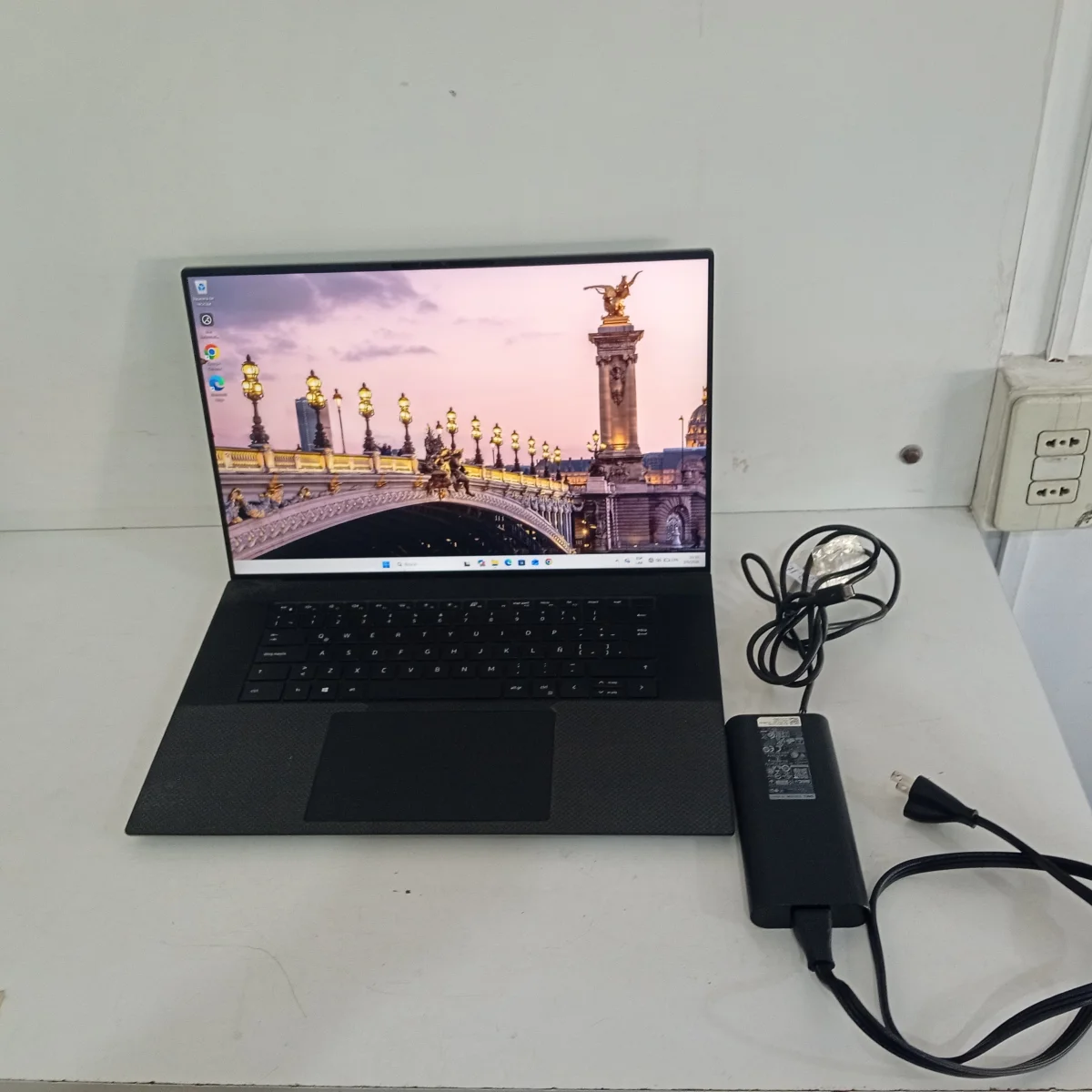 Notebook Marca Dell Modelo P92f Procesador Intel Core I7-10850h 2.70ghx Memoria Ram 32 Gb Disco Duro 1.000 Gb Generacion 10 Acc Cargador 17 Pulgadas