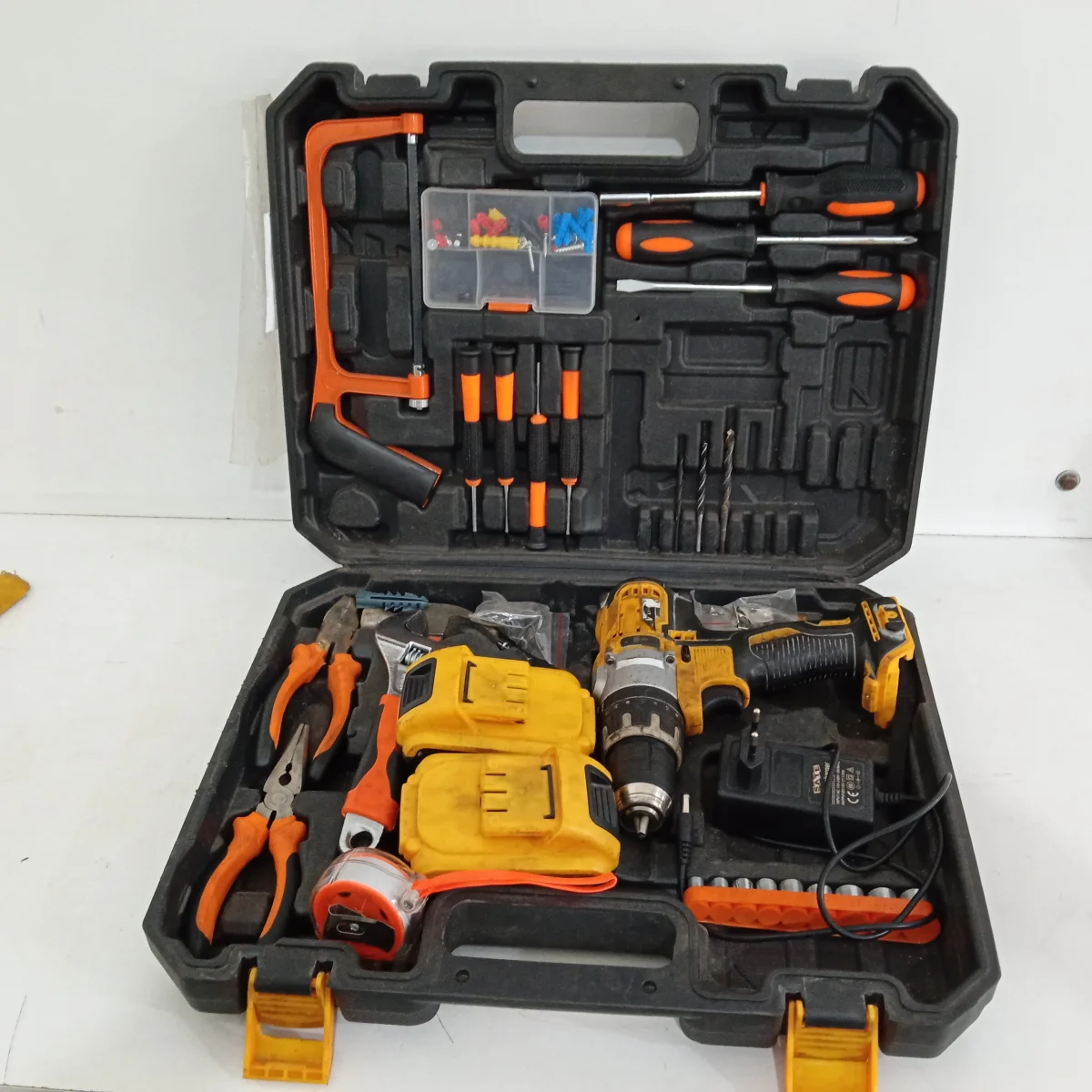 Foto 2 de Taladro Marca Sate Modelo A-Tk883 Acc 2 BateriasCargador7 DestornilladoresSierraLlave InglesaMetro2 PinzasPar De Mechas