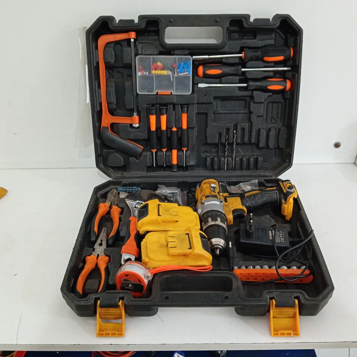 Foto 3 de Taladro Marca Sate Modelo A-Tk883 Acc 2 BateriasCargador7 DestornilladoresSierraLlave InglesaMetro2 PinzasPar De Mechas