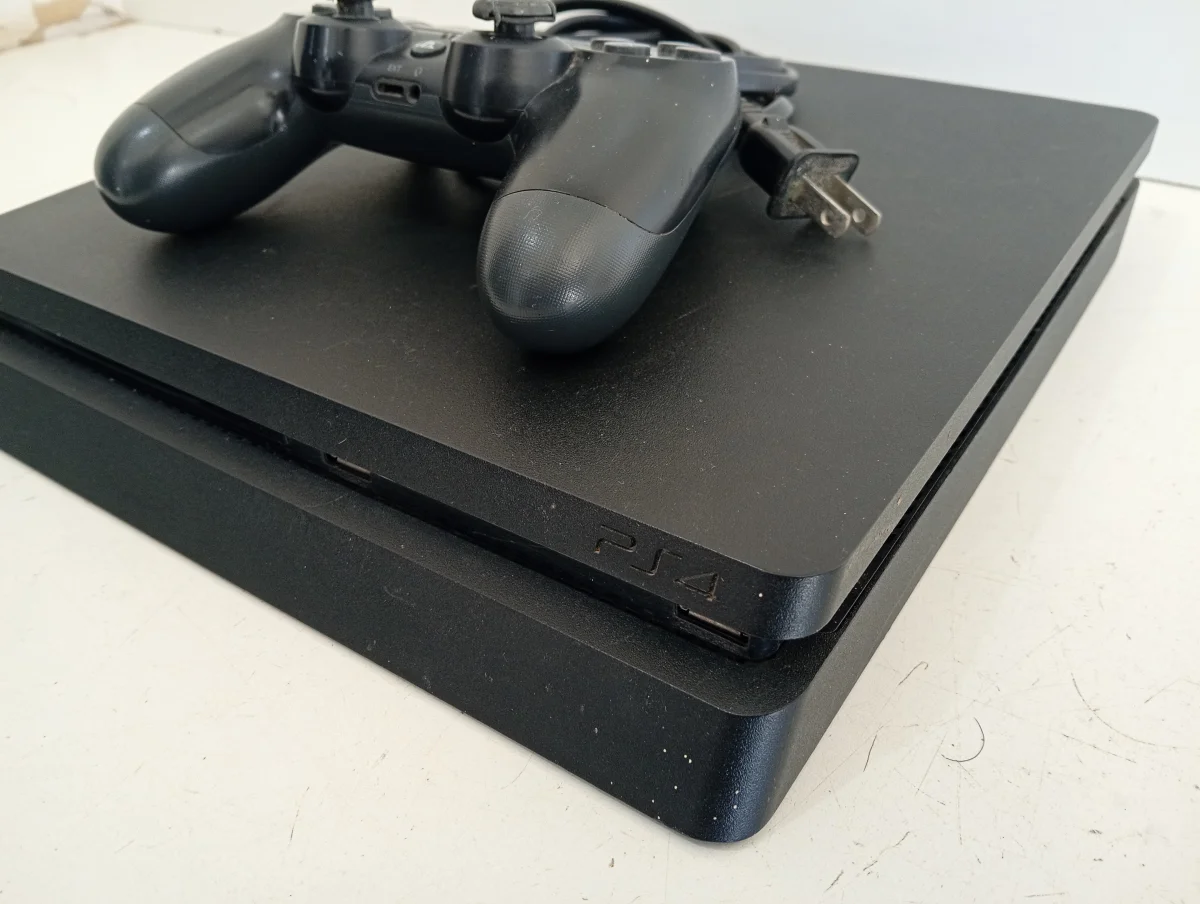 Foto 2 de Juego Electronico Ps4 Marca Sony Modelo Cuh2115b Disco Duro 1.000 Gb Con Control Sin Caja Usado En Buen Estado Acc Cable Power